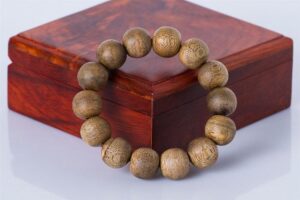 Kinh nghiệm mua vòng tay trầm hương cho mục đích tâm linh
