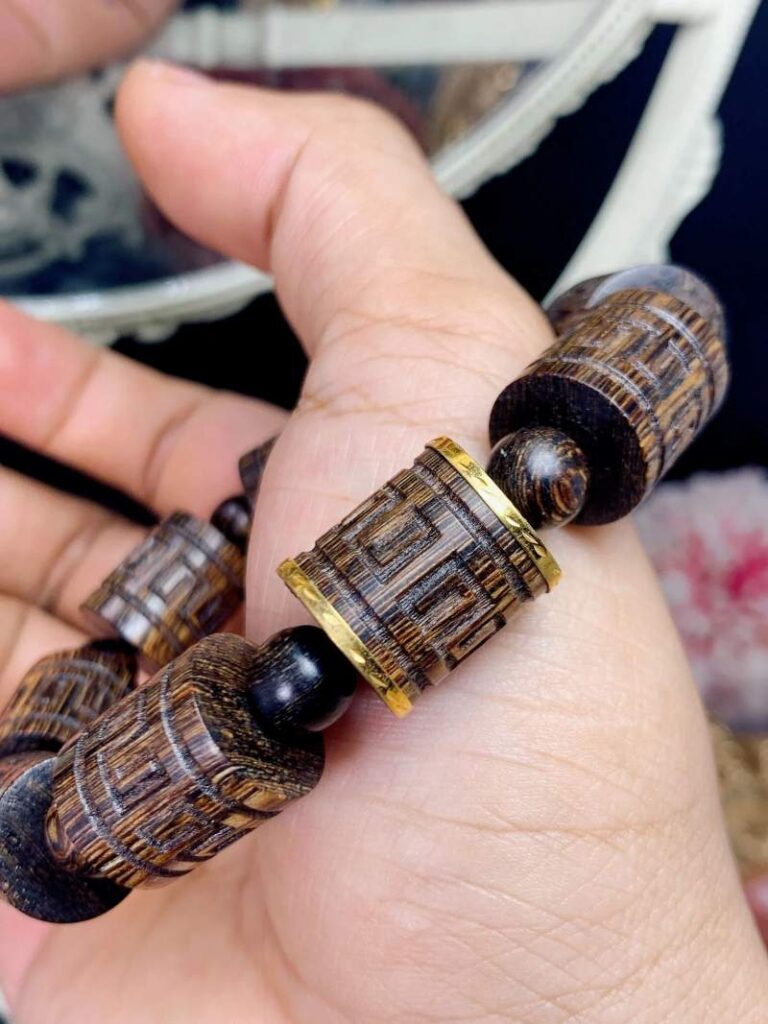 Đối Tượng Phù Hợp Với Vòng Trầm Hương