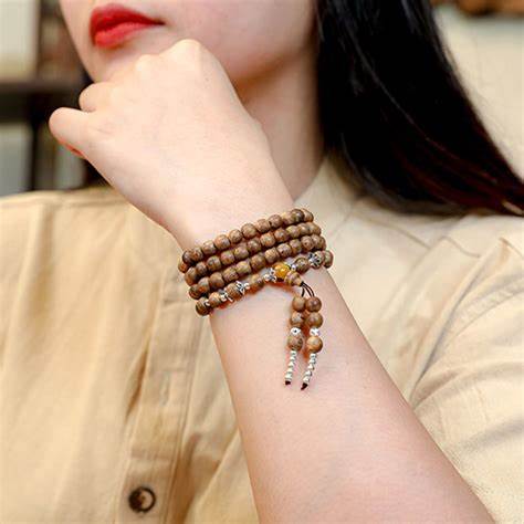Lưu ý về cách đeo vòng trầm hương đúng cách