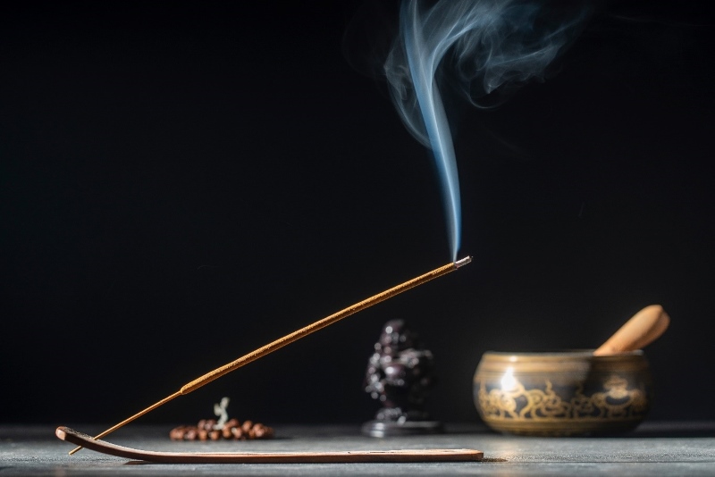 Cách xông trầm hương trong nhà